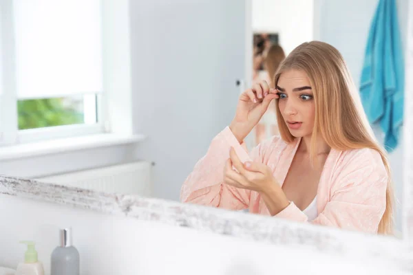 Kapalı Aynaya Bakmak Kirpik Dökülmesi Sorunu Olan Kadın — Stok fotoğraf