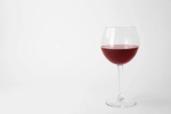 Glas Dyra Rött Vin Ljus Bakgrund — Stockfoto