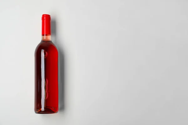 Açık Renkli Üstten Görünüm Pahalı Gül Şarap Şişe — Stok fotoğraf