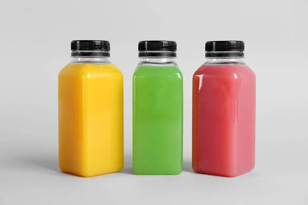 Бутылки Вкусными Красочными Соками Светлом Фоне — стоковое фото