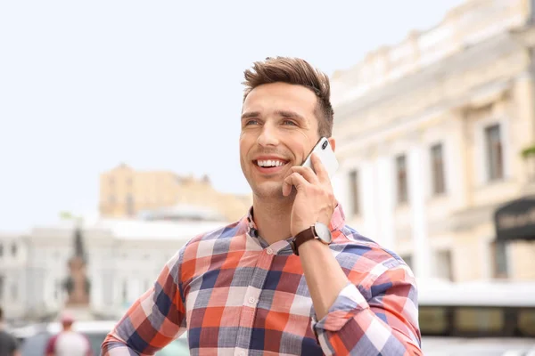 Jovem Atraente Falando Telefone Livre — Fotografia de Stock