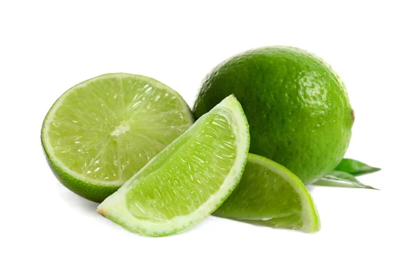 酸橙新鲜的绿色成熟白色背景上 — 图库照片