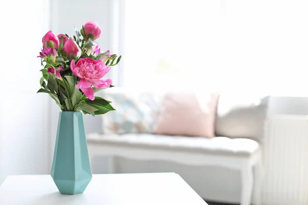 Vaas Met Mooie Pioenroos Bloemen Tafel Binnenshuis — Stockfoto