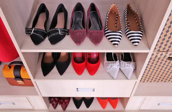 Prateleiras Guarda Roupa Com Diferentes Sapatos Elegantes — Fotografia de Stock