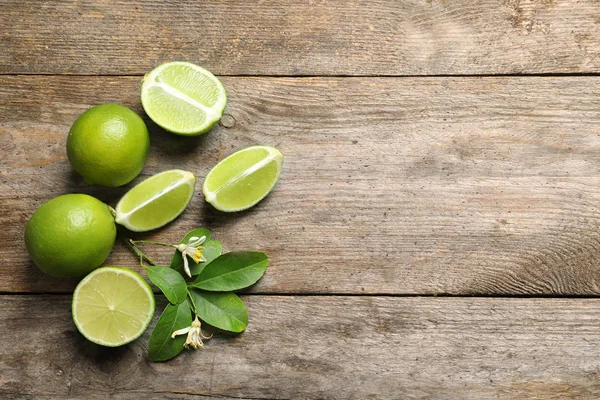 Samenstelling Met Verse Rijpe Limes Houten Achtergrond Bovenaanzicht — Stockfoto