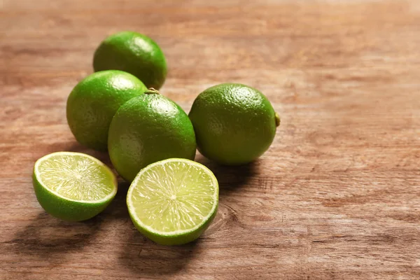 Verse Rijpe Limes Houten Tafel Citrusvruchten — Stockfoto