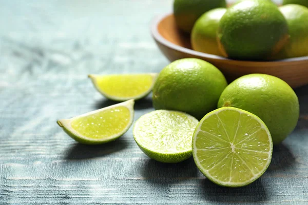 Verse Rijpe Limes Houten Tafel Citrusvruchten — Stockfoto