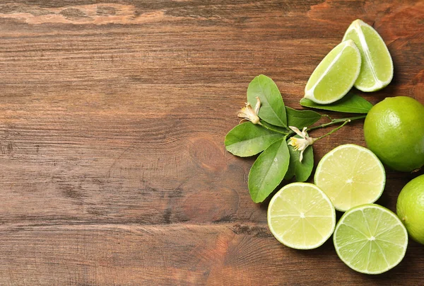 Samenstelling Met Verse Rijpe Limes Houten Achtergrond Bovenaanzicht — Stockfoto
