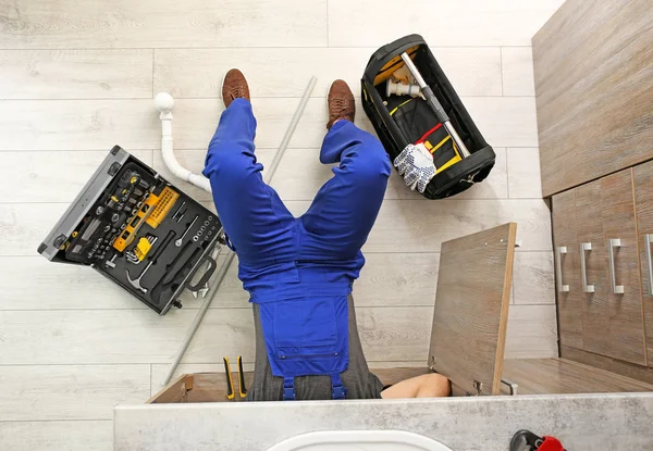 Encanador Profissional Com Conjunto Ferramentas Que Trabalham Dentro Casa Vista — Fotografia de Stock