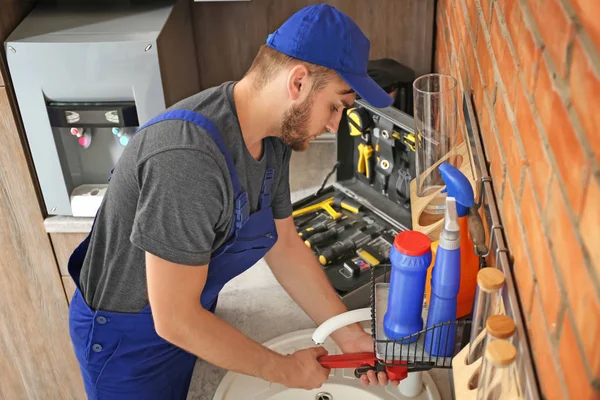 Professionele Loodgieter Uniform Vaststelling Aanrecht — Stockfoto