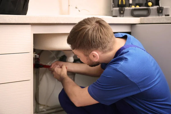 Professionele Loodgieter Uniform Vaststelling Aanrecht — Stockfoto