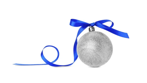 Mooie Kerst Bal Met Lint Witte Achtergrond — Stockfoto