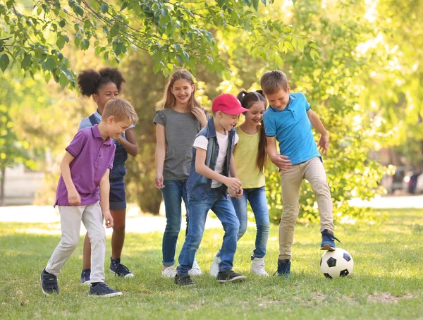 Söta Små Barn Leker Med Boll Utomhus Solig Dag — Stockfoto