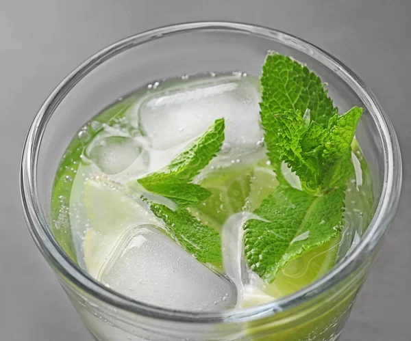 Uppfriskande Dryck Med Mynta Och Lime Glaset Grå Bakgrund Närbild — Stockfoto