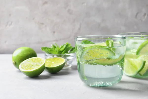 Bevanda Rinfrescante Con Menta Lime Bicchieri Sul Tavolo — Foto Stock