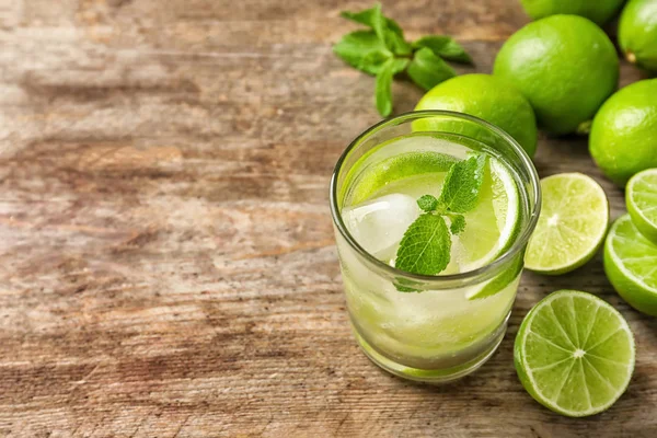 Erfrischendes Limettengetränk Und Zutaten Auf Holzgrund — Stockfoto