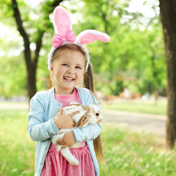 Kleines Mädchen Mit Entzückendem Hasen Draußen Einem Sonnigen Tag Osterfeier — Stockfoto