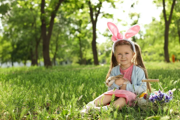 Kleines Mädchen Mit Osterhase Und Korb Freien — Stockfoto