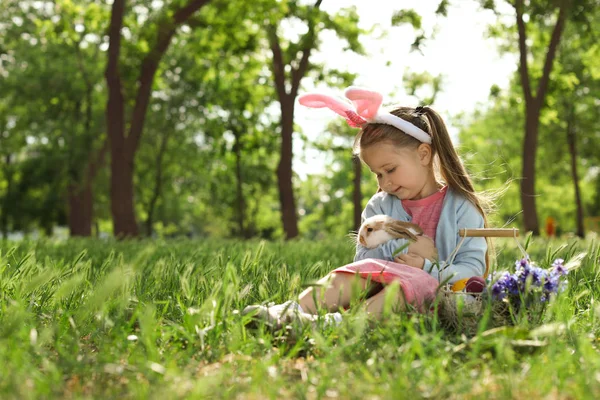 Bambina Con Coniglietto Pasquale Cesto All Aperto — Foto Stock