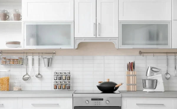 Современный Кухонный Интерьер Посудой Новой Мебелью — стоковое фото