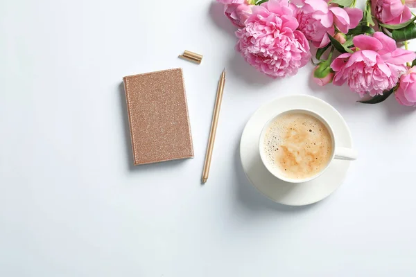 Mooie Pioenroos Bloemen Notebook Kopje Koffie Witte Achtergrond Top Uitzicht — Stockfoto