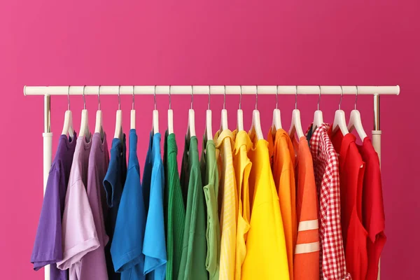 Стойка Радужной Одеждой Цветном Фоне — стоковое фото