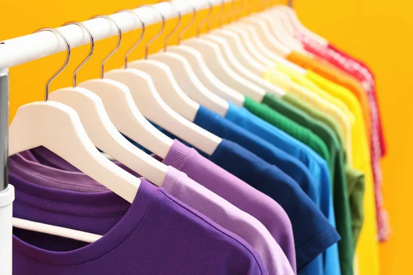 Rack Med Rainbow Kläder Färgbakgrund — Stockfoto