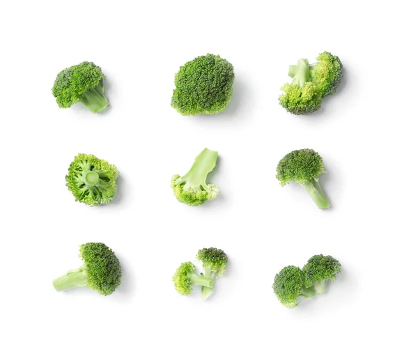 Komposisi Lay Datar Dengan Brokoli Hijau Segar Pada Latar Belakang — Stok Foto