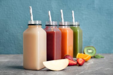 Smoothies ve maddeler tablosundaki şişeleri ile sağlıklı detoks