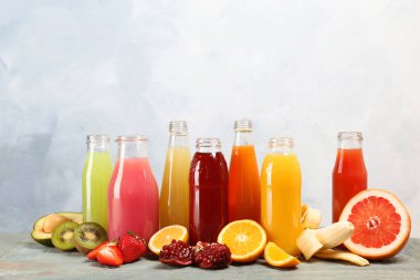Şişe lezzetli meyve suları ve malzemeler tablo ile