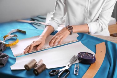 Terzi atölyesi, closeup masada çalışma