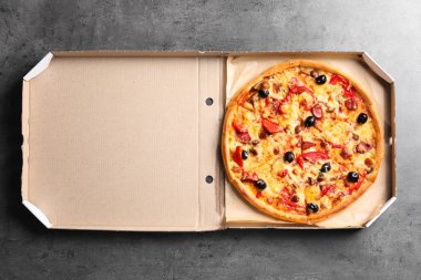 Tablo, üstten görünüm lezzetli pizza ile karton kutu