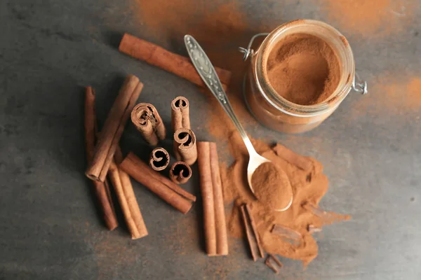 Composición Con Canela Aromática Polvo Palos Sobre Fondo Gris —  Fotos de Stock