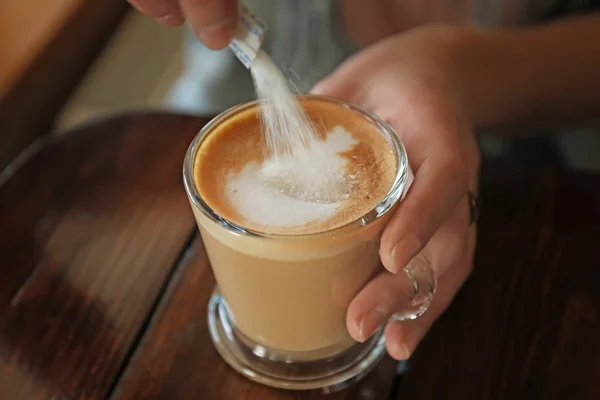 Wanita Menambahkan Gula Pada Kopi Aromatik Meja Kayu — Stok Foto