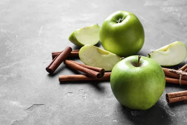 Verse Appels Kaneelstokjes Grijze Tafel — Stockfoto