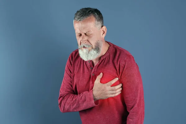 Mogen Man Med Hjärtinfarkt Färg Bakgrunden — Stockfoto