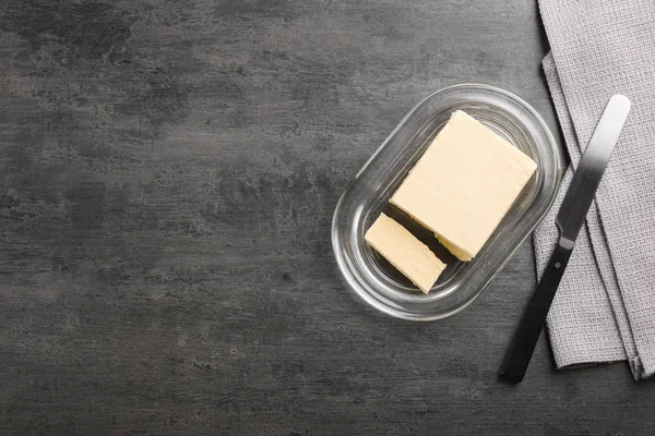 Тарелка Вкусным Свежим Маслом Ножом Столе Вид Сверху — стоковое фото
