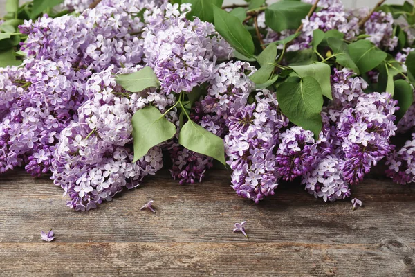 木製の背景に満開のライラック 春の花 — ストック写真