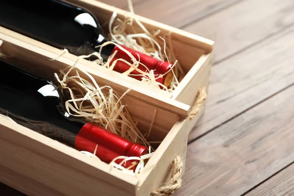 Botellas Con Delicioso Vino Tinto Cajas Sobre Fondo Madera — Foto de Stock