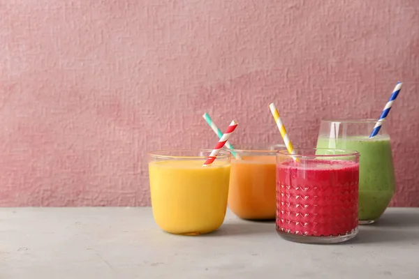 Bril Met Heerlijke Detox Smoothies Tafel — Stockfoto