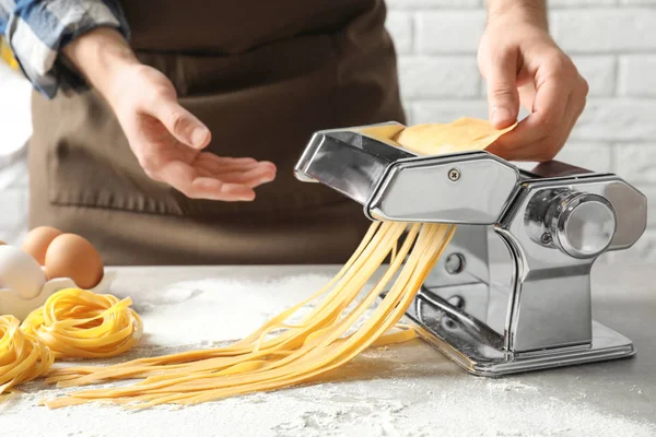 Jongeman Noedels Met Pastamachine Aan Tafel Bereiden — Stockfoto