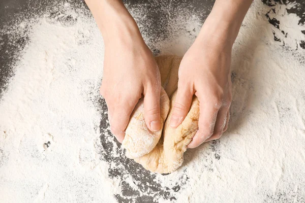 Junge Frau Knetet Teig Für Pasta Auf Tisch Draufsicht — Stockfoto