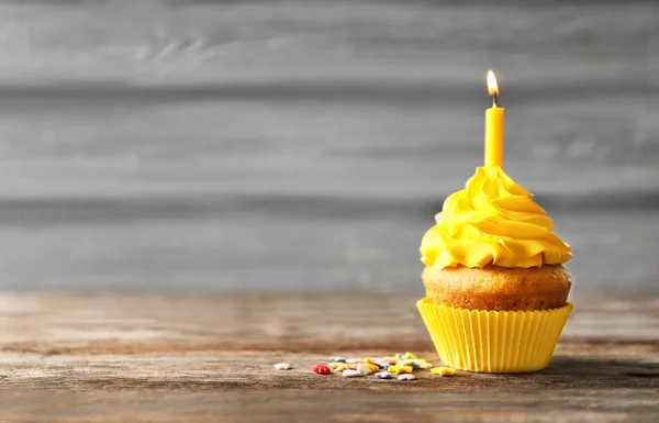 Leckerer Geburtstagskuchen Mit Kerze Auf Dem Tisch — Stockfoto