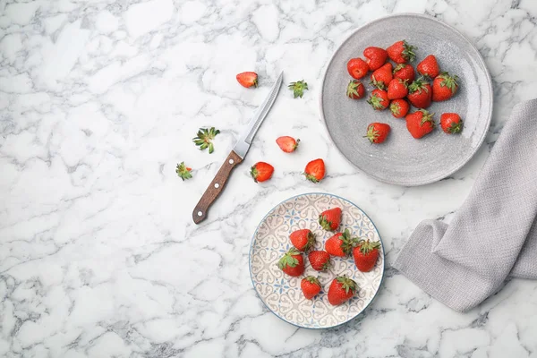 대리석 백그라운드에 딸기와 — 스톡 사진