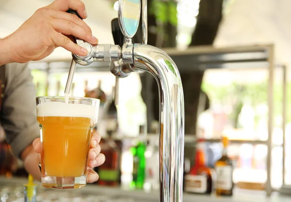 Barman Derramando Cerveja Fresca Torneira Close — Fotografia de Stock