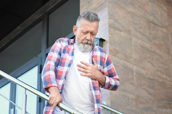 Mature Man Having Heart Attack Outdoors — Stock Photo, Image