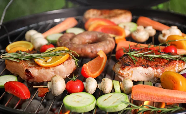 Barbecue Con Deliziose Carni Cotte Verdure Primo Piano — Foto Stock