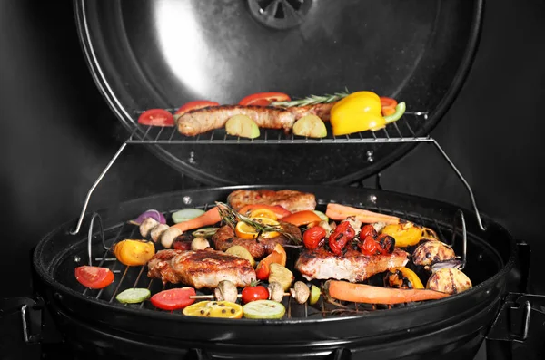 Barbecue Grill Met Heerlijk Gekookt Vlees Groenten Zwarte Achtergrond — Stockfoto