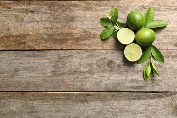 Samenstelling Met Verse Rijpe Limes Houten Achtergrond Bovenaanzicht — Stockfoto