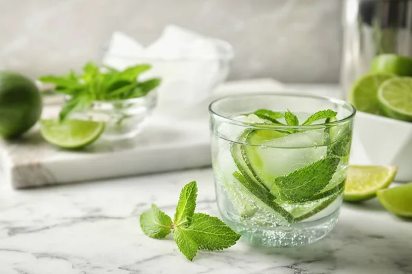 Erfrischungsgetränk Mit Minze Und Limette Glas Auf Dem Tisch — Stockfoto